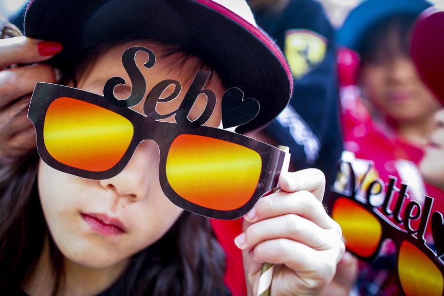 Un giovane fan di Sebastian Vettel sul circuito di Suzuka (Epa)